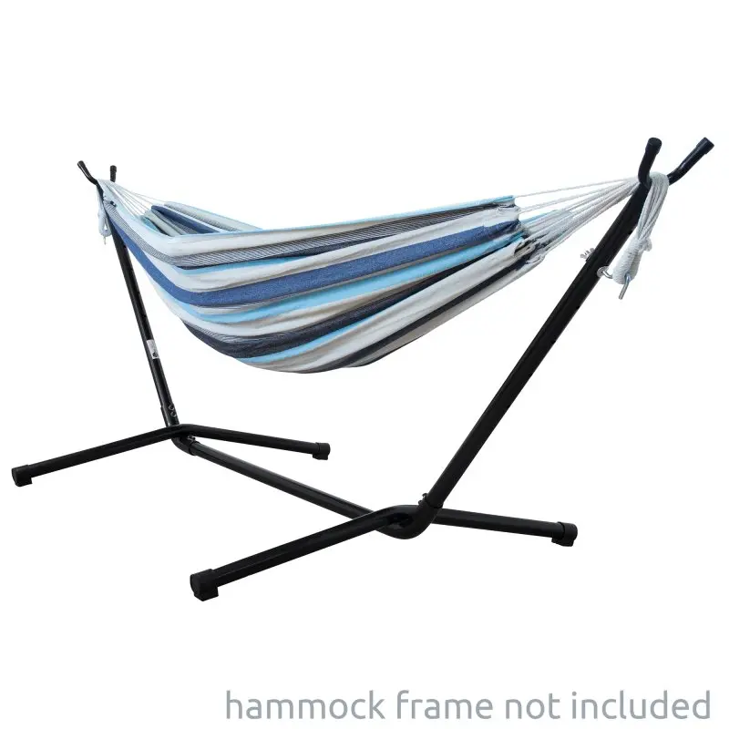 Hamac yourGEAR Cebu Aqua 220x160 cm, coton rayé bleu, blanc et gris, capacité 300 kg, sans support, présenté suspendu sur un cadre noir. Idéal pour intérieur et extérieur, livré avec sac de transport.