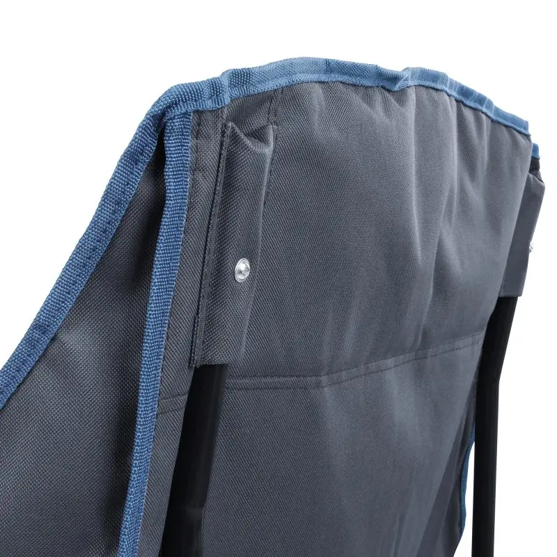 Dettaglio dello schienale del yourGEAR Bari Camping Faltstuhl XXL, tessuto grigio resistente con bordatura blu e struttura in metallo nero, ideale per esterni, robusto e confortevole.