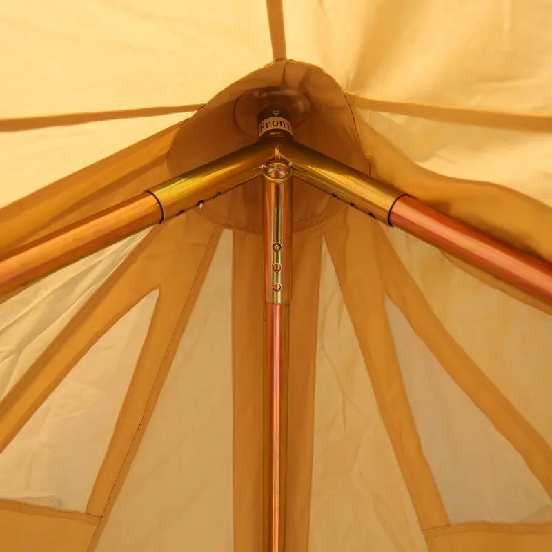 Struttura interna del your GEAR Zelt Gobi 3: dettagli dell’innovativo telaio senza palo centrale, tessuto misto cotone beige, prese d’aria in mesh e cuciture rinforzate, ideale per campeggio e protezione UV50+.