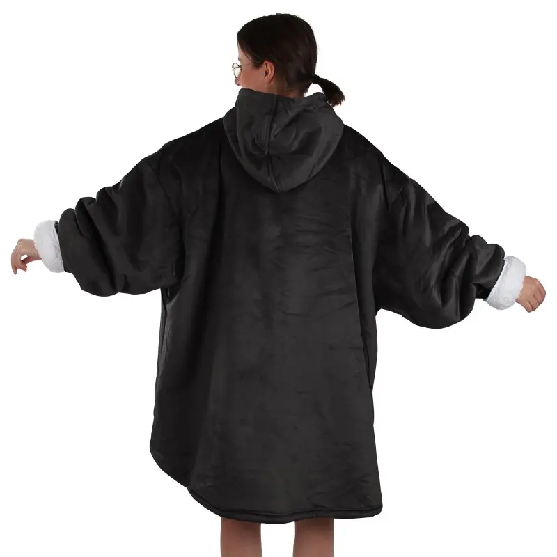 Person trägt einen yourGEAR Davos Sherpa Hoodie in Schwarz, Übergröße XXXL, mit Kapuze und weißen, flauschigen Ärmelbündchen. Außen glattes Velours, innen weiches Sherpa-Futter, Unisex-Kuscheldecke.