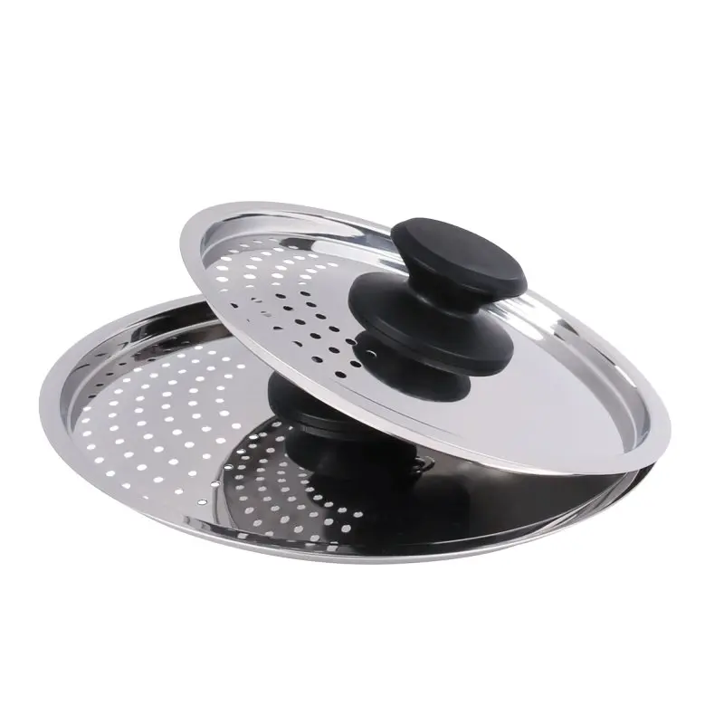 Zwei runde Edelstahldeckel mit schwarzen Griffen, jeweils mit Lochmuster zum Abgießen, passend für das your GEAR Ranger Family Camping Kochset für 6 Personen. Ideal für Outdoor-Kochen und Camping.