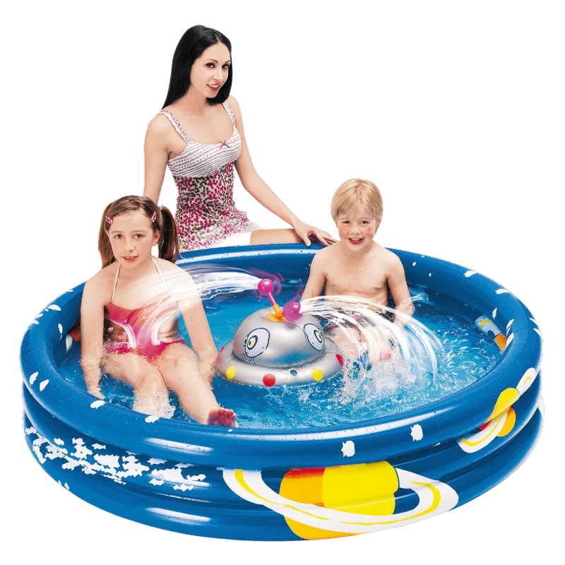 Piscine gonflable Jilong Ufo Spray Pool bleu Ø150x30cm, motif espace coloré, avec fonction arrosage en forme de soucoupe, deux enfants et un adulte jouant dans l’eau, idéale pour l’été.