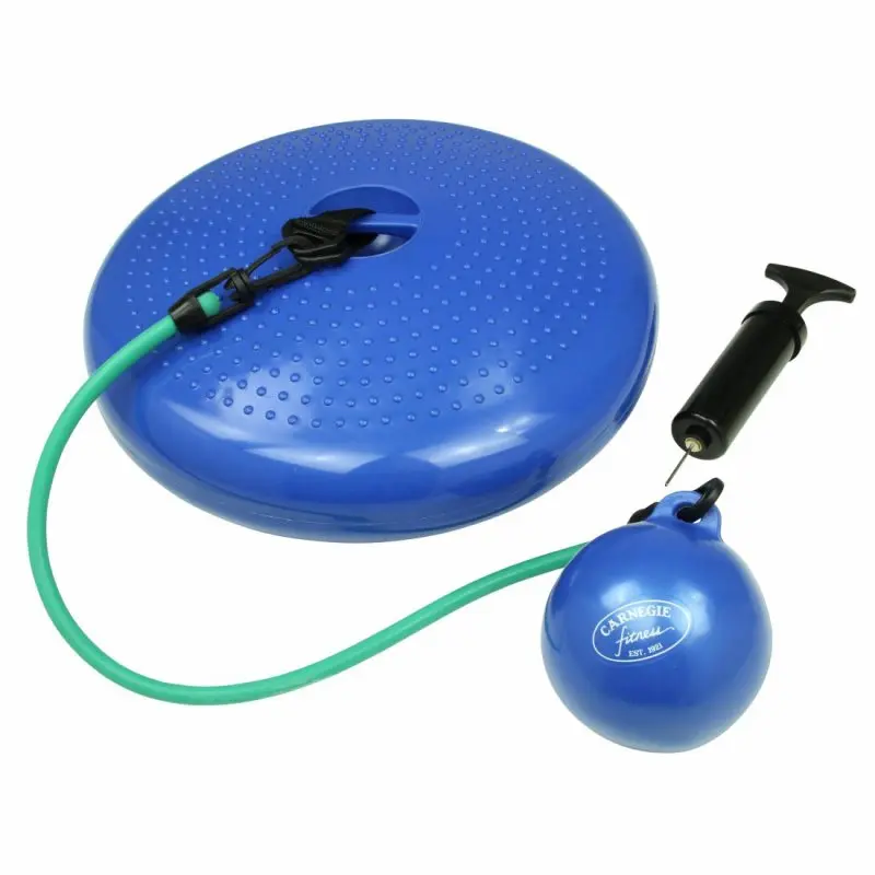 Cuscino Pilates Carnegie O² Balance blu con superficie antiscivolo, palla con logo, banda elastica verde e pompa, ideale per allenamento fitness, coordinazione e tonificazione muscolare.