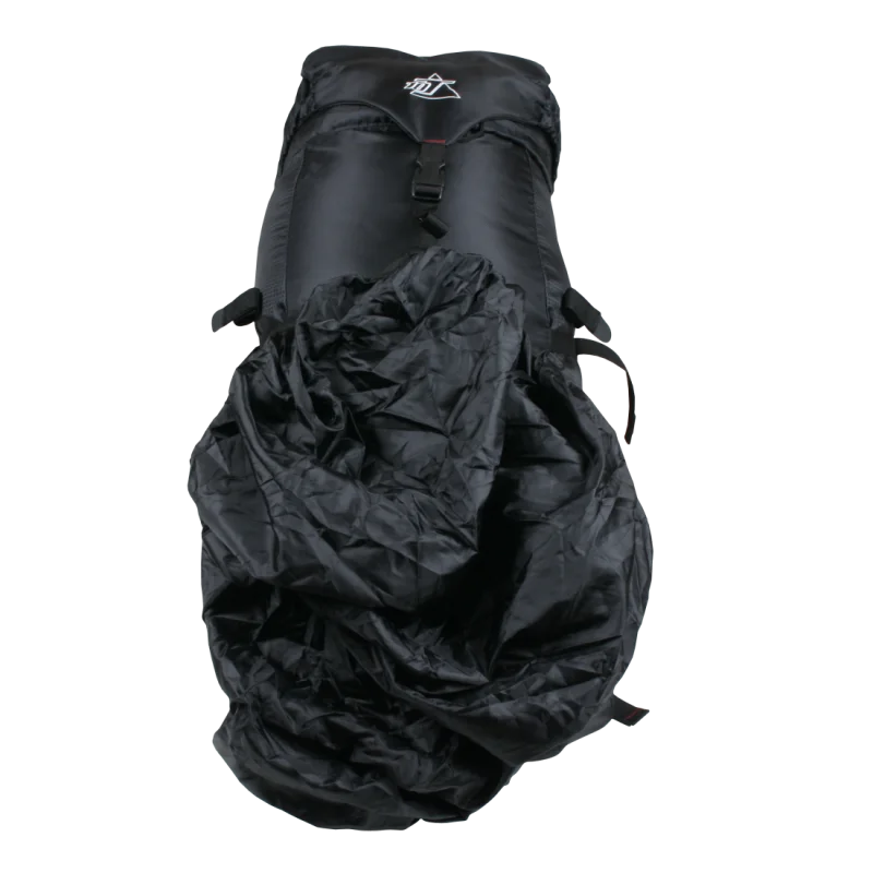Mochila 10T Towa de 30L negra para senderismo, con funda impermeable extendida, logo en la solapa superior, correas laterales ajustables y material resistente, ideal para excursiones y trekking.