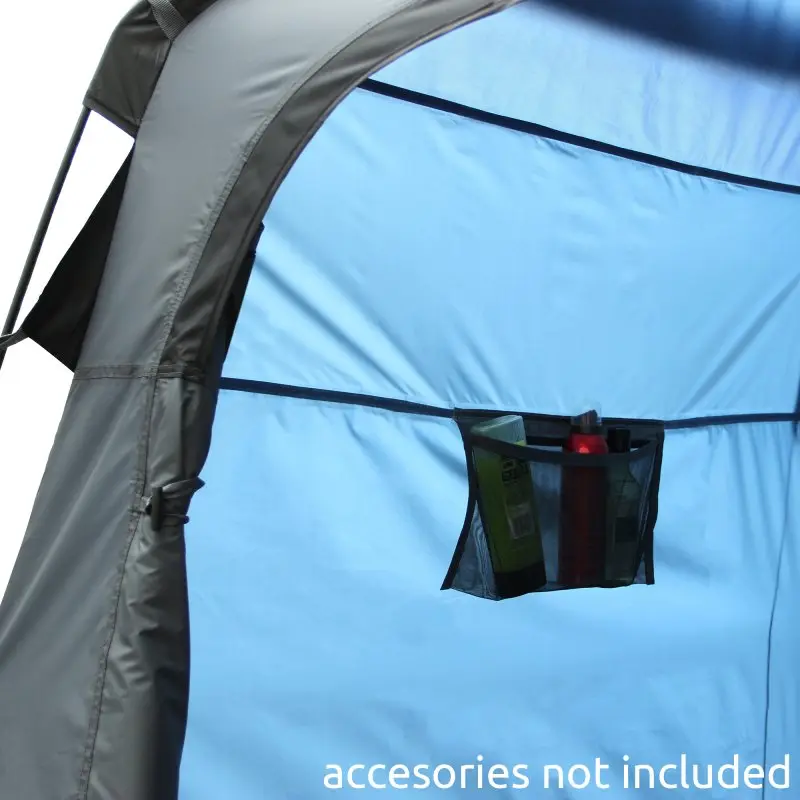 Intérieur du your GEAR Aquila, tente de douche et vestiaire, montrant une grande poche de rangement en filet fixée à la paroi bleue, idéale pour accessoires de toilette ou objets personnels.