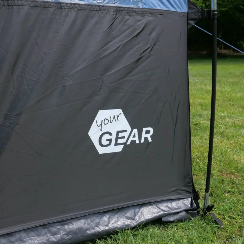 Vue rapprochée du tunnel de tente familiale your GEAR Mistral 4 personnes, toile noire avec logo your GEAR hexagonal, structure robuste, adaptée au camping, protection UV 50+ et imperméabilité 3000 mm.