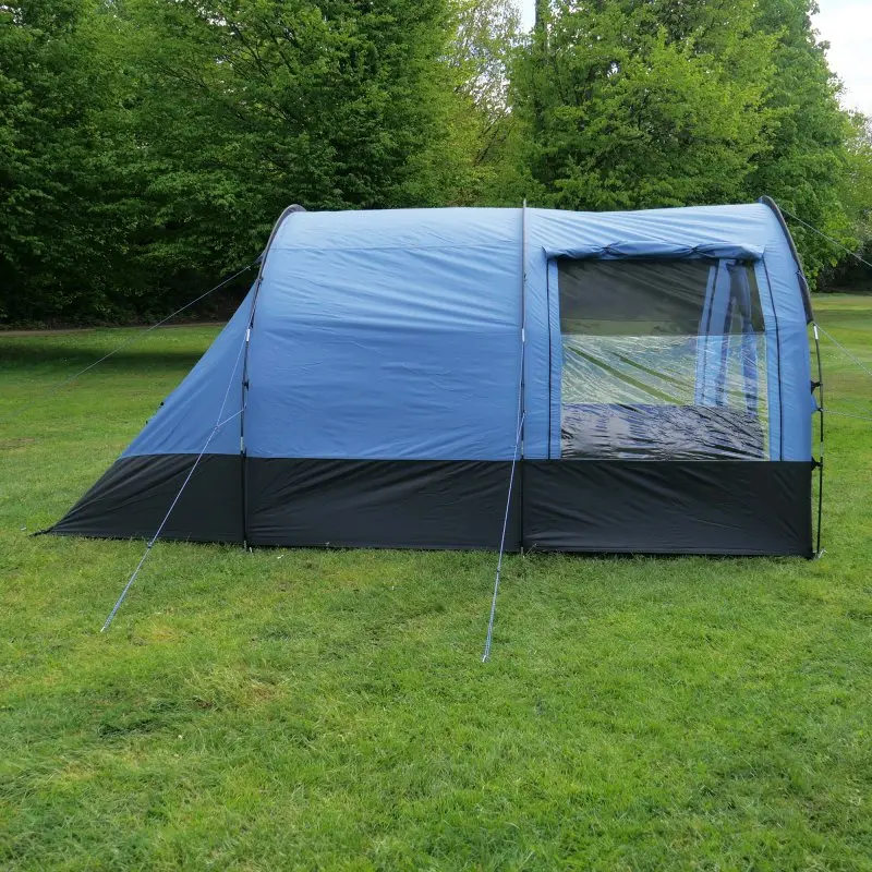 Tente tunnel familiale your GEAR Mistral 4 personnes, 410x250x190 cm, tissu bleu et noir, grande fenêtre transparente, ventilation arrière, installée sur pelouse, adaptée camping et protection UV 50+ et imperméable.