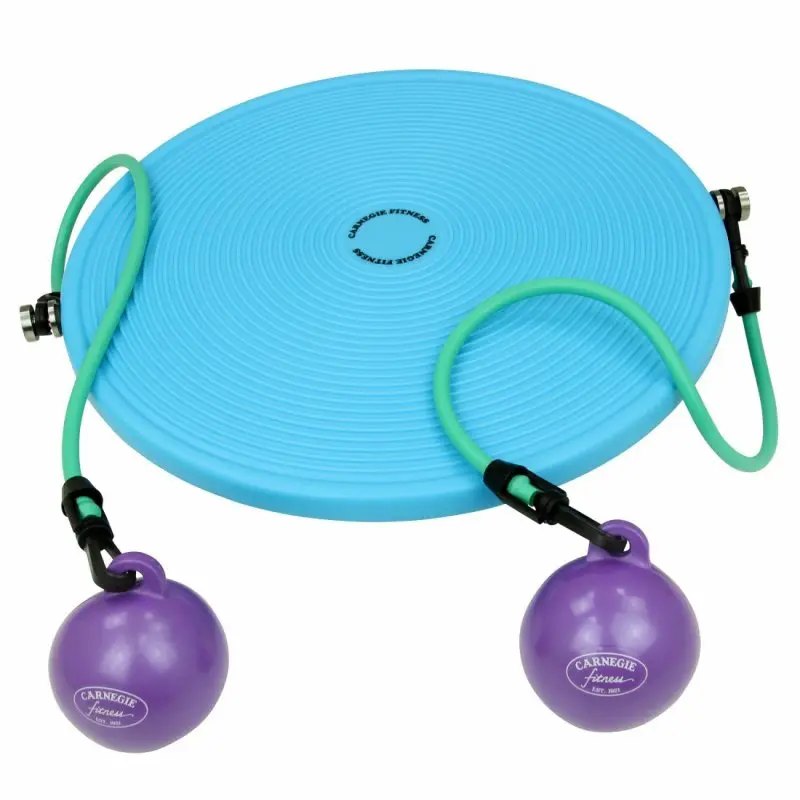 Balance Board Carnegie IsoDisc in Blau mit zwei grünen Expander Tubes und lila Gewichtsbällen, geeignet für Pilates, Therapie und Krafttraining, Markenlogo „Carnegie Fitness“ sichtbar auf Board und Bällen.