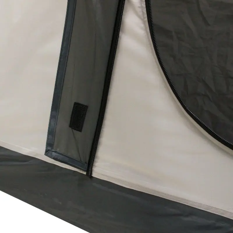 Détail du your GEAR Lido 370, tipi-tente 4 personnes, montrant la fermeture éclair, la moustiquaire intégrée et le sol cuvette imperméable, idéal pour le camping et la protection contre les insectes.