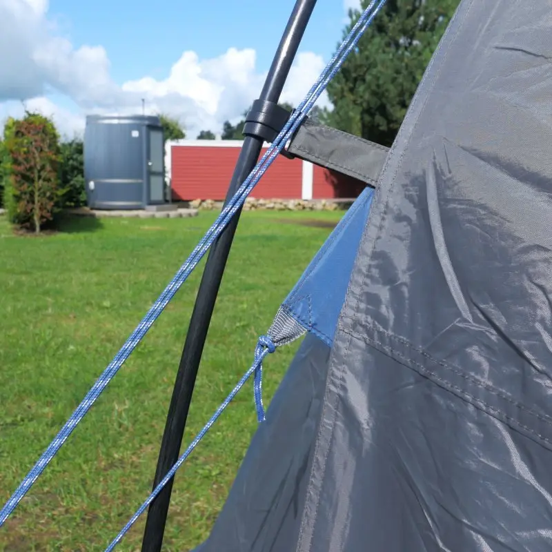 Detailansicht des your GEAR Bora 4 Tunnelzelts, zeigt wetterfest vernähtes, graues Außenzelt, stabile blaue Abspannleine, Zeltgestänge und Befestigungsschlaufe, geeignet für 4 Personen, Familienzelt.