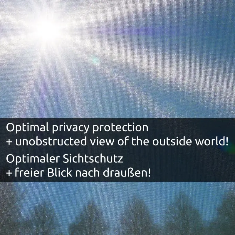 Sonnenschutzmatte your GEAR Brindisi Plus für Kastenwagen, feinmaschig, schützt vor Sonne und neugierigen Blicken, ermöglicht freien Blick nach draußen, abgebildet bei starker Sonneneinstrahlung und blauem Himmel.