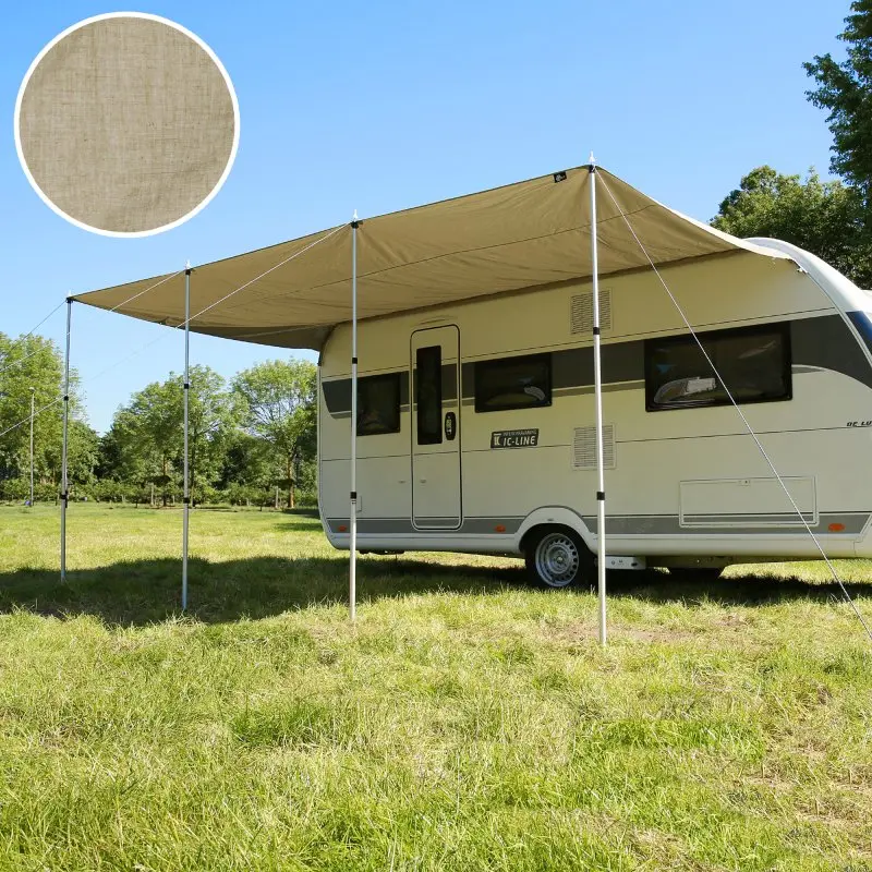 Beiges your GEAR Caravan Tarp TC 500 x 240 Sonnendach aus Baumwollmischgewebe am Wohnwagen, aufgestellt mit drei Alu-Teleskopstangen, Materialstruktur im Detail oben links, Outdoor-Einsatz.