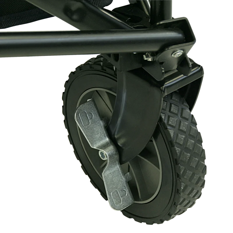 Roue avant robuste du Bollerwagen 10T Foldy Trolley XL avec bande de roulement crantée et frein en métal, idéale pour terrain sablonneux et usage extérieur, châssis noir visible.