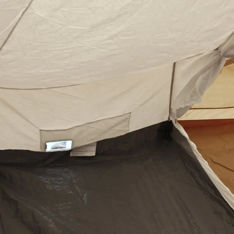 Innenansicht des your GEAR Zelt Desert 8 Pro: wannenförmiger, eingenähter Zeltboden, helles Baumwoll-Mischgewebe, Insektenschutz, kleines Fenster und großzügiger Wohn- und Schlafbereich für Familien.