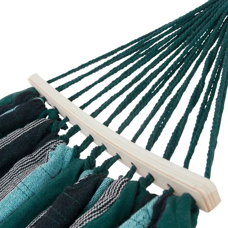 yourGEAR Bali Smaragd Hängematte 220x120cm mit robusten Baumwollseilen, Holzspreizstab und gestreiftem Stoff in Grün- und Schwarztönen, belastbar bis 240kg, Detailansicht der Befestigung.