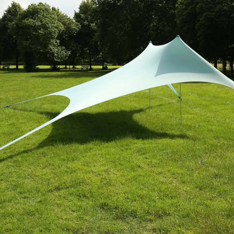 Abri de plage XXL your GEAR Cameo 3 x 3 m en lycra, couleur claire, monté sur pelouse, forme tendue avec 4 coins ancrés et deux mâts, protection solaire UV 50+, léger et facile à transporter.
