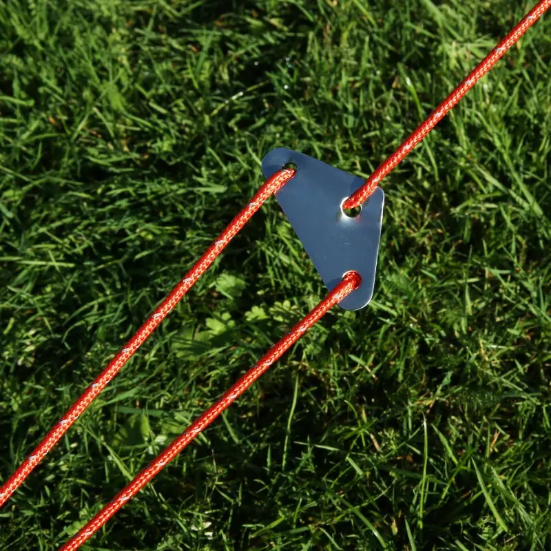 Nahaufnahme vom Abspannseil und Aluminium-Spanner des your GEAR Gobi 3 Baumwollzelts auf grünem Gras, zeigt robuste Verarbeitung und reflektierende rote Zeltleine für sicheren Stand beim Camping.