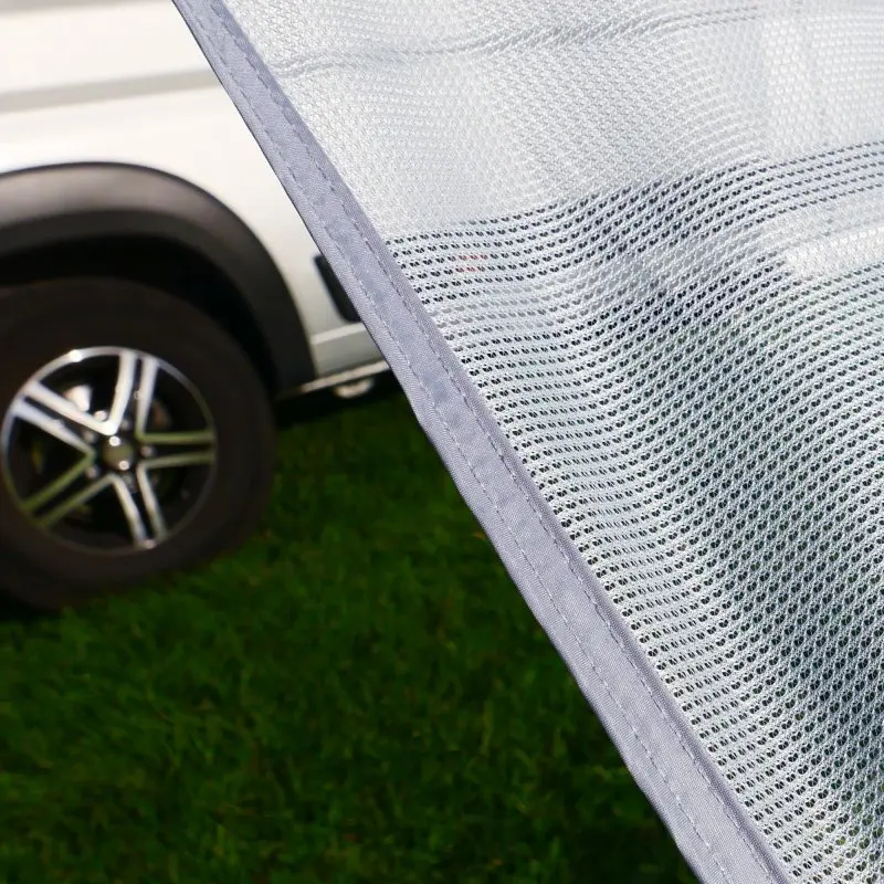 Winddurchlässige your GEAR Capri Sun Blocker Markisen-Vorderwand aus speziellem Netzgewebe, montiert an einem Campingfahrzeug, schützt vor Sonne und bietet Sichtschutz beim Camping.