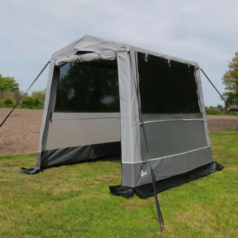 Tente de rangement your GEAR Trient Multi Storage 240x180x200 cm, gris, avec deux grandes fenêtres, toit et parois en PVC robuste, protection UV 50+, entièrement étanche, adaptée comme tente de cuisine ou d’équipement.