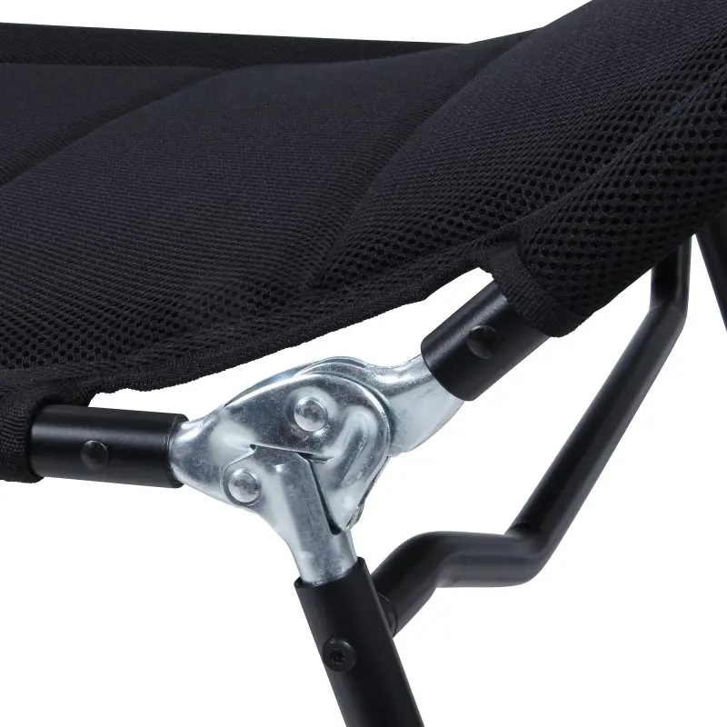 Détail de la yourGEAR Salina 3D : structure en aluminium robuste, tissu mesh 3D noir respirant et rembourré, articulation métallique visible, idéale comme chaise longue de jardin ou camping.