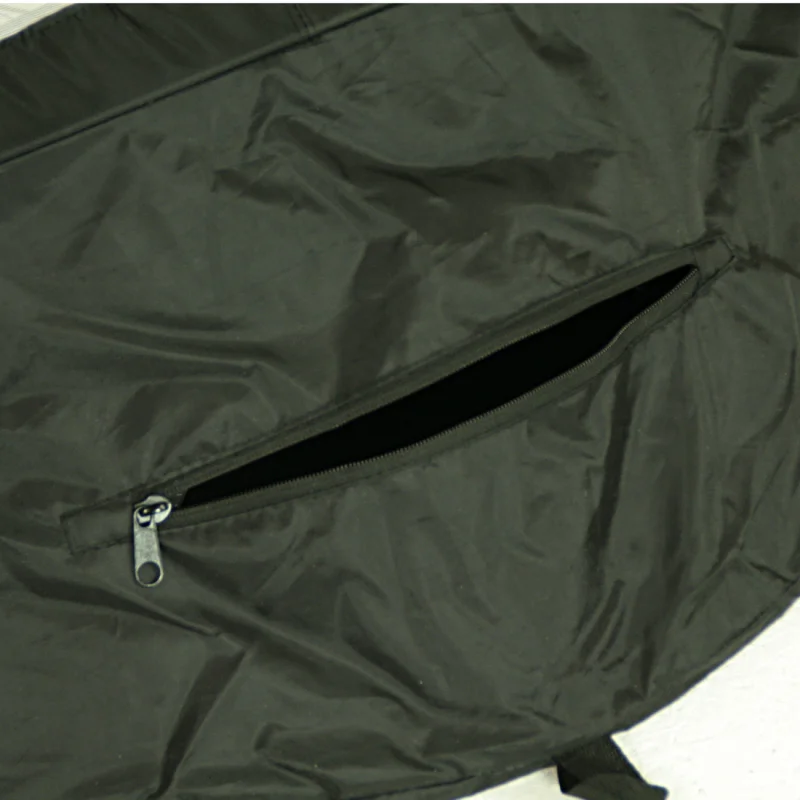 Black carrying bag for the 10T Soccer Goal Pop-Up Tor, showing a close-up of the zippered pocket. Durable material, ideal for transporting the portable 120x90cm mini soccer goal.