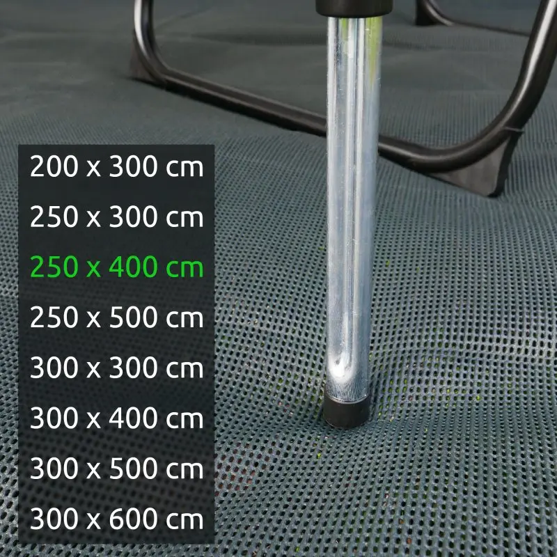 Tapis de sol extérieur your GEAR 250 x 400 cm, texture à maille ouverte, revêtement en mousse souple, perméable à l’air et à l’eau, pied de chaise sur le tapis, différentes tailles affichées à gauche.