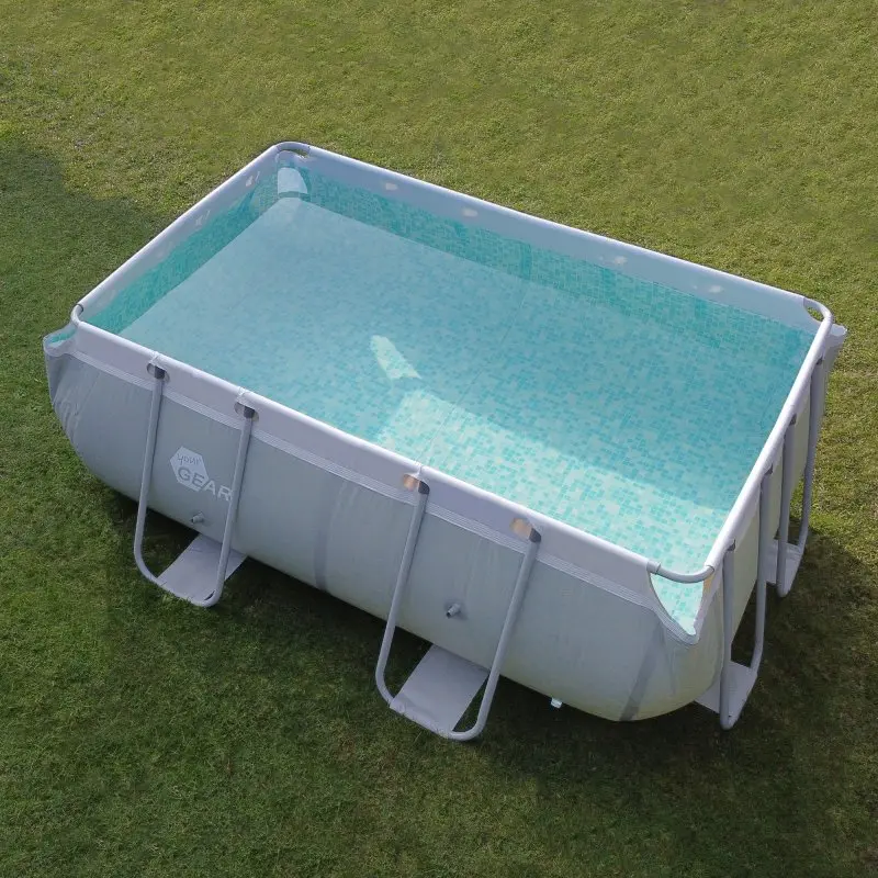 Piscina familiar your GEAR de 3x2x1 m con estructura de acero, exterior gris claro y blanco, interior con diseño de mosaico azul y blanco, instalada sobre césped en un jardín. Ideal para el verano.
