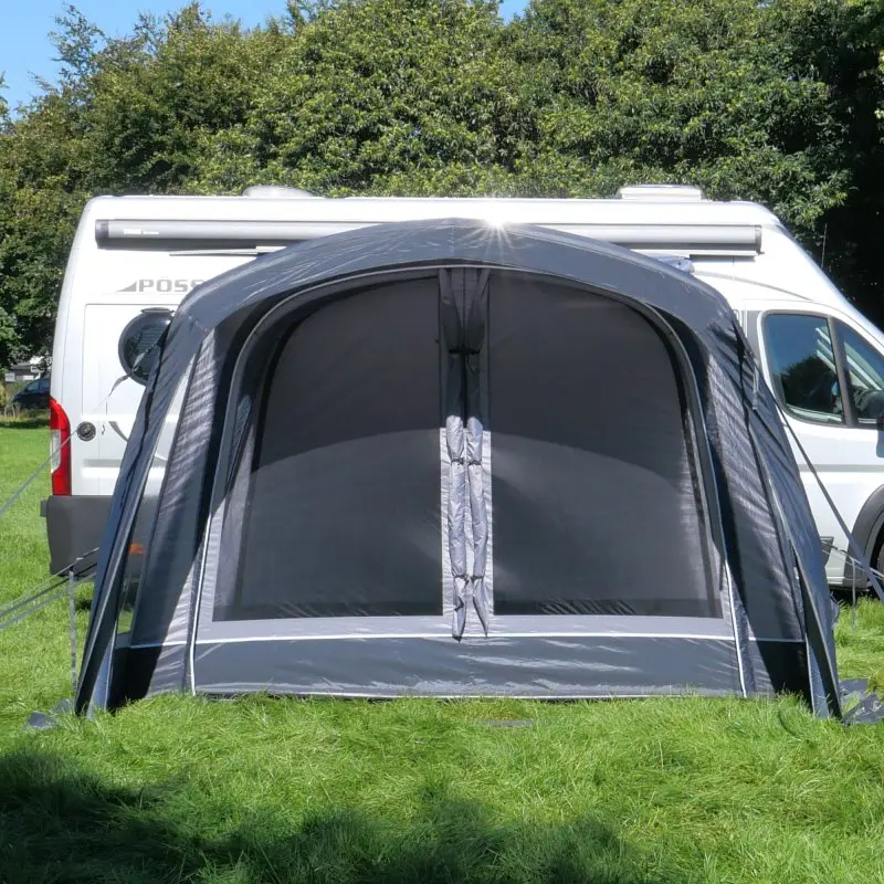 Avance de tienda de campaña hinchable your GEAR Manarola Air de 320x325 cm, conectada a furgoneta camper, color gris, gran puerta frontal y ventanas laterales, ideal para camping y autocaravana.