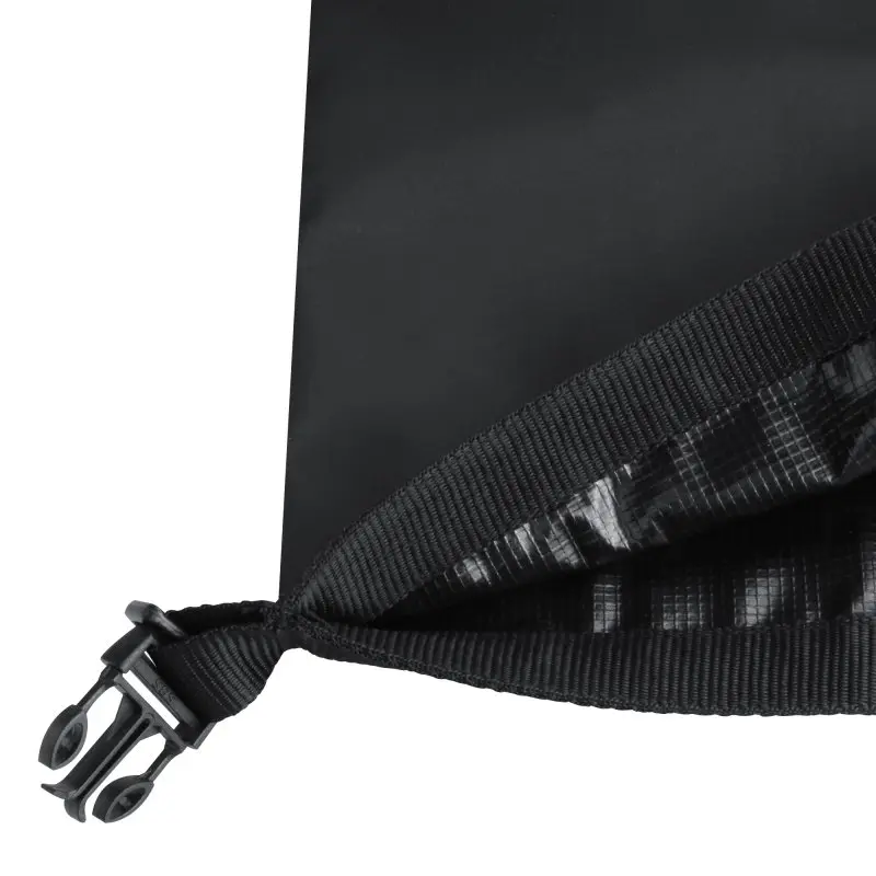 yourGEAR Dry Bag 30L in PVC nero impermeabile, dettaglio della chiusura a clip e cuciture rinforzate, materiale resistente e impermeabile ideale per attività outdoor e sport acquatici.