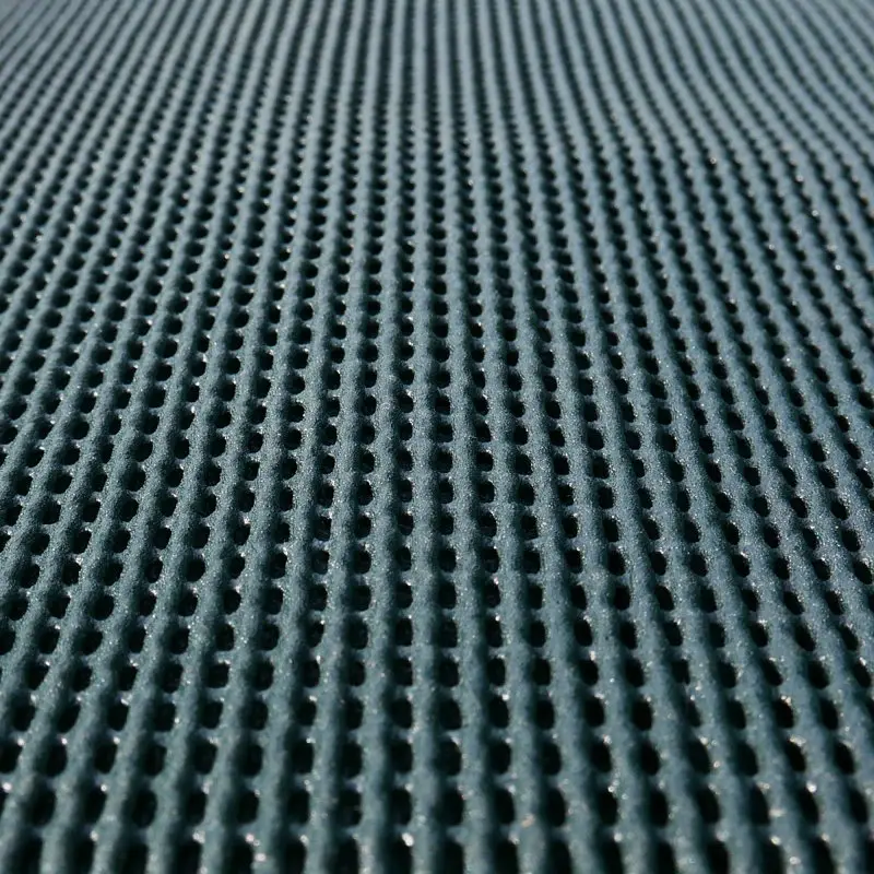 Detailaufnahme des your GEAR Outdoor Soft Carpet 300 x 400 cm mit offenporigem, luft- und wasserdurchlässigem Gewebe und weicher Schaumbeschichtung, ideal als Vorzeltteppich für Camping und Wohnwagen.