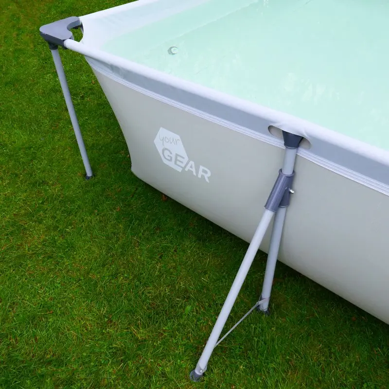 Rechteckiger yourGEAR Familienpool 3x2x0,7 m mit stabilem, pulverbeschichtetem Stahlrahmen und verstärktem Vinyl-Gewebe, aufgestellt auf grünem Rasen, sichtbare Wasseroberfläche und Poolbeine.