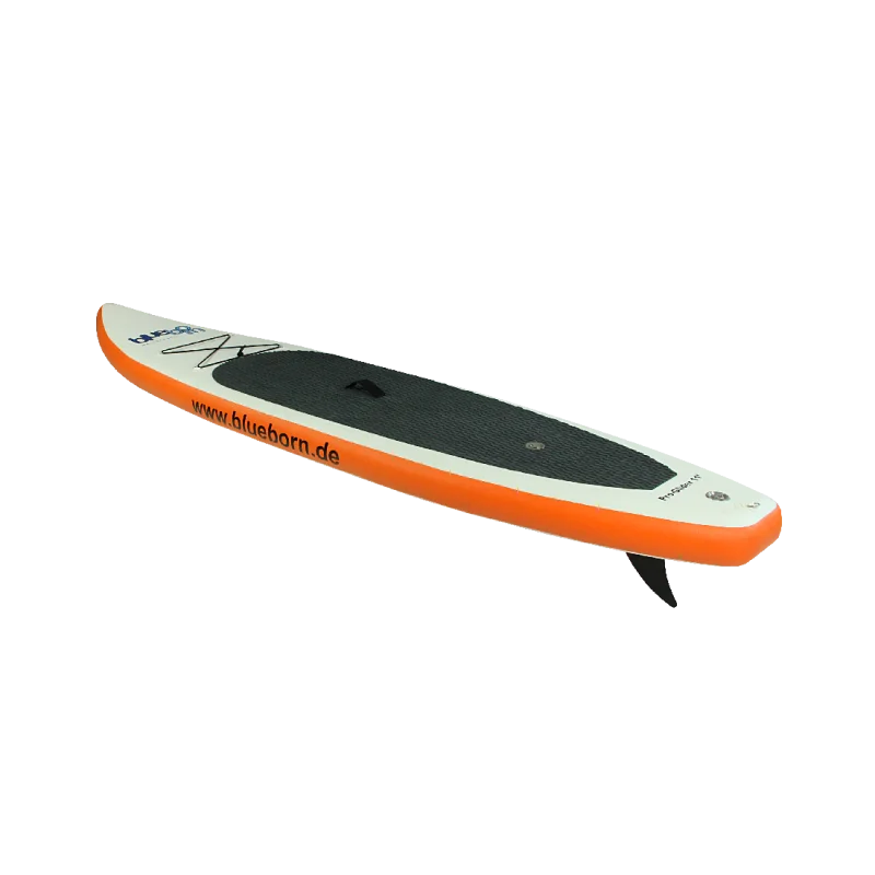 Planche de stand up paddle gonflable avec bord orange, surface noire antidérapante et aileron, vue de côté.