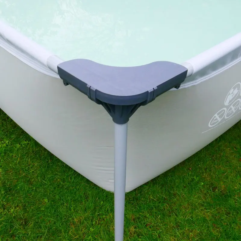 Coin d’un grand piscine rectangulaire yourGEAR de 3x2x0,7m avec structure en acier, liner en vinyle renforcé et protection de coin en plastique, installé sur une pelouse de jardin.