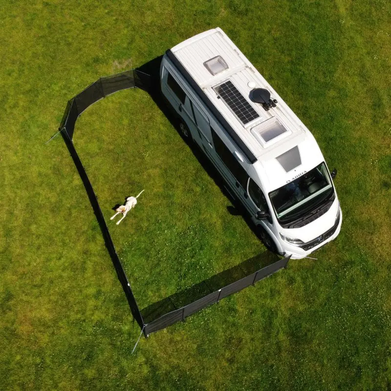 Recinzione mobile per cani your GEAR Larino 400 alta 90 cm, montata accanto a un camper su prato verde, con cane all’interno; struttura modulare, ideale per campeggio e giardino.