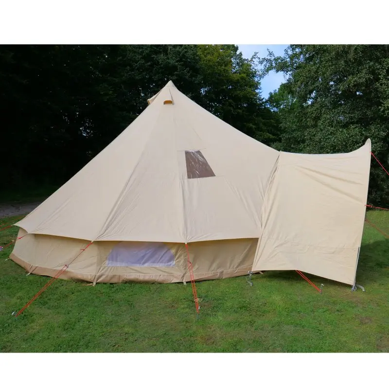 Zelt your GEAR Desert 10 Pro UV50+ aus Baumwoll-Mischgewebe, Tipi-Form mit Vordach, großen Fenstern und robusten Abspannleinen, auf grüner Wiese aufgebaut, geeignet für 6-10 Personen.