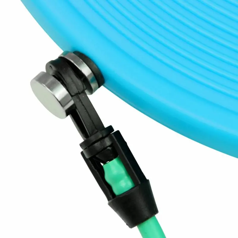 Carnegie IsoDisc Balance Pilates Board in Blau, Detailansicht der Befestigung eines grünen Expander Tubes am Board. Fitnessgerät für Gleichgewichtstraining, Muskelaufbau und Rehabilitation.