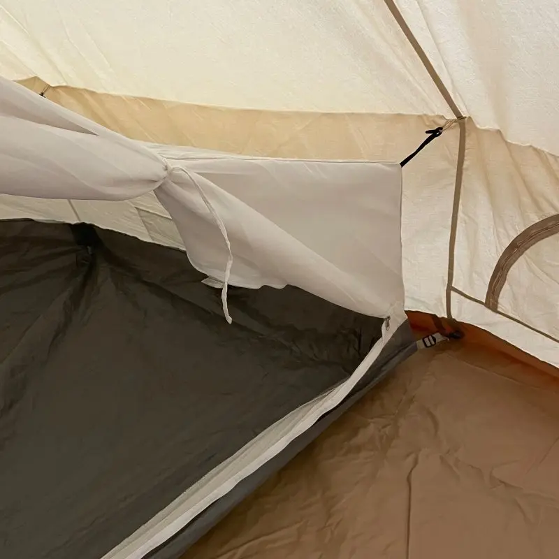 Interno del your GEAR Zelt Desert 8 Pro: ampia cabina in tessuto misto cotone, pavimento a vasca cucito, zanzariera bianca arrotolata e attaccata, protezione UV50+ ideale per campeggio familiare.