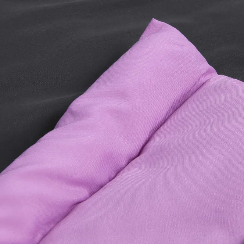 Gros plan sur le tissu doux et épais du sac de couchage enfant yourGEAR Horse, couleurs rose et gris, montrant la texture moelleuse et la finition de qualité, idéal pour l'été et l’hiver.