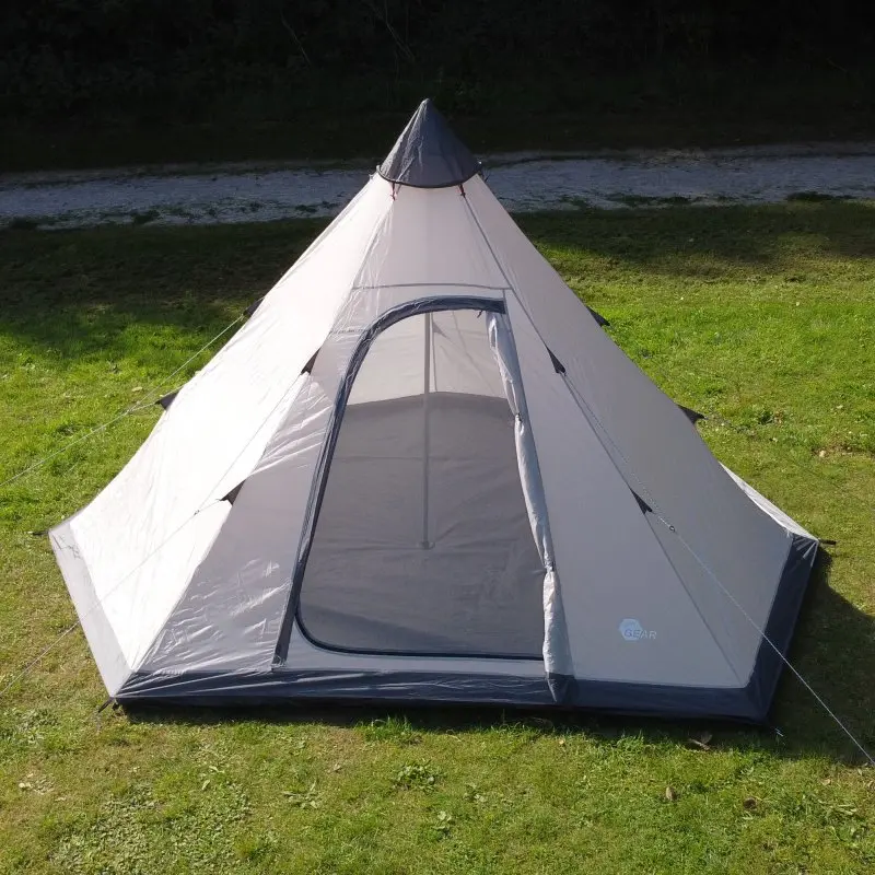 Tente tipi your GEAR Lido 370 pour 4 personnes, forme pyramidale, grande porte avec moustiquaire, sol cuvette cousu, couleur grise, adaptée au camping, étanche 5000 mm, installation sur pelouse.