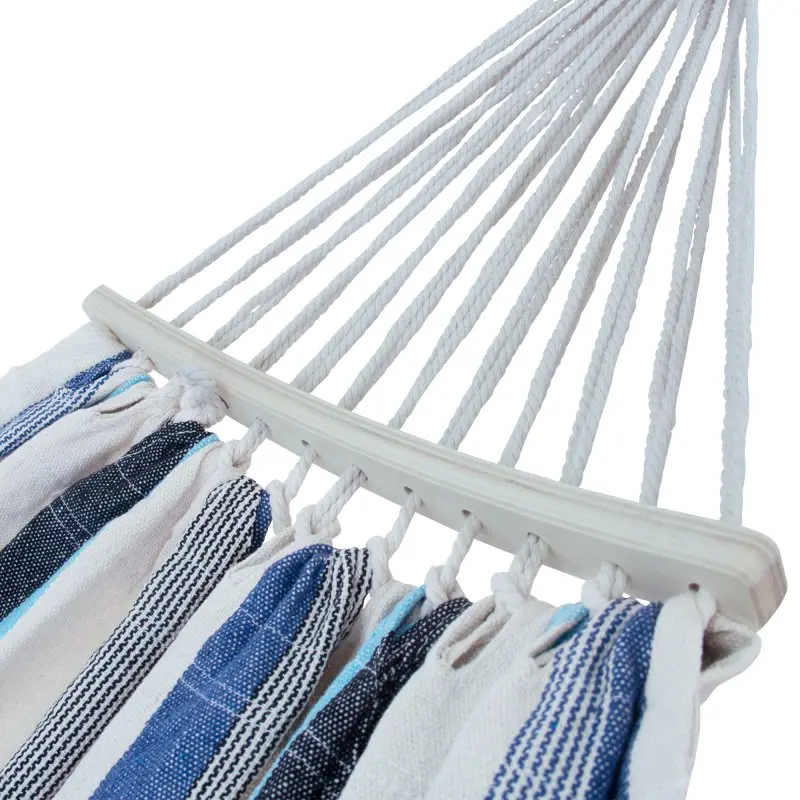 Stabile yourGEAR Bali Aqua Stabhängematte aus Baumwolle, 220x120 cm, mit weißem Holzstab und blau-weiß gestreiftem Stoff, detailreich sichtbare Seilbefestigung und hochwertige Verarbeitung.