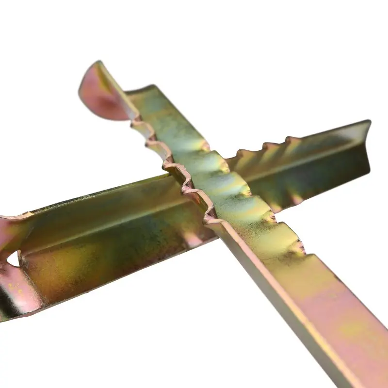 Nahaufnahme von zwei your GEAR Stahl-Zeltheringen mit V-Profil und Widerhaken, robust und rostgeschützt, ideal zur sicheren Befestigung von Zelten bei Wind und auf verschiedenen Böden.