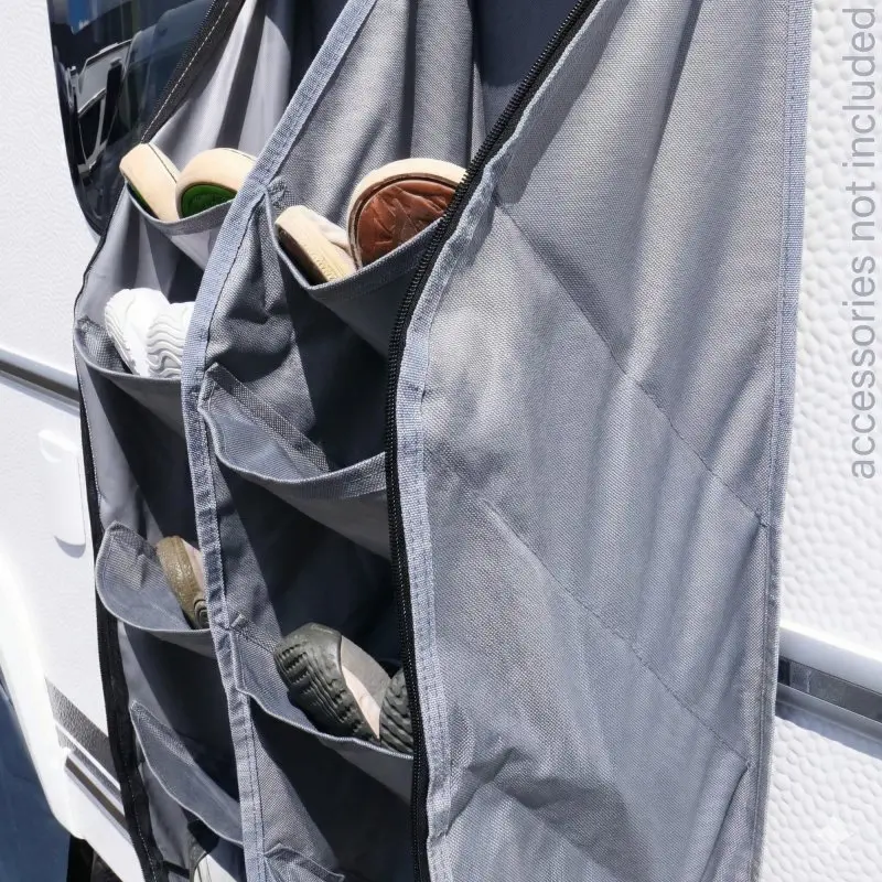 Organisateur suspendu your GEAR pour caravane/tente, tissu gris avec 10 compartiments en rangées pour chaussures, fixation par keder/velcro, fermeture éclair visible, chaussures rangées dans plusieurs poches.