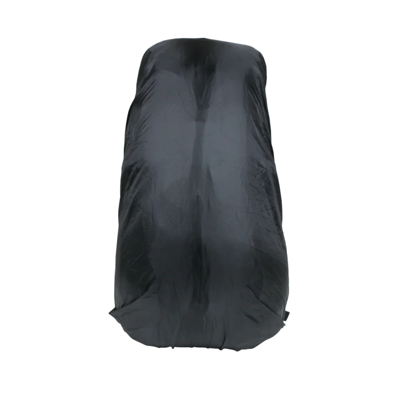 Mochila 10T Towa de 30L cubierta con funda impermeable negra, ideal para senderismo y trekking, protege el contenido de la lluvia y humedad, diseño compacto y resistente, equipada para sistemas de hidratación.