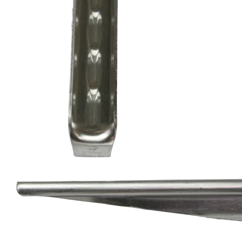 Dettaglio del picchetto da campeggio 10T PEG IT VP-18DA in alluminio, profilo a V, dimensioni 18x180mm, ideale per terreni normali. Mostra la punta affilata e la sezione del profilo.