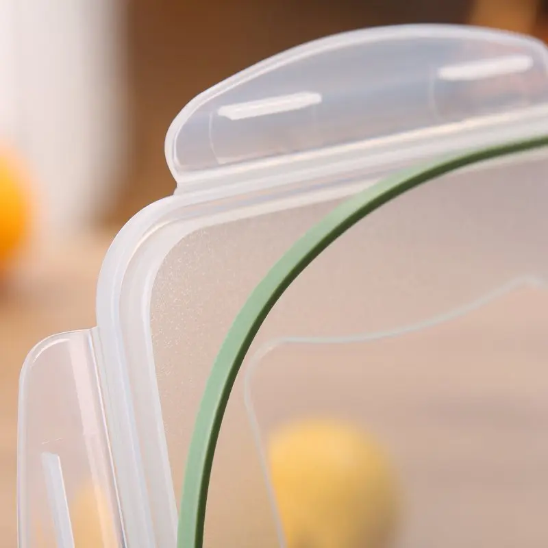 Detalle de una tapa hermética transparente con cierre seguro y sello verde del set de 6 recipientes your GEAR Pila de 300 ml, aptos para alimentos, libres de BPA y resistentes a temperaturas extremas.