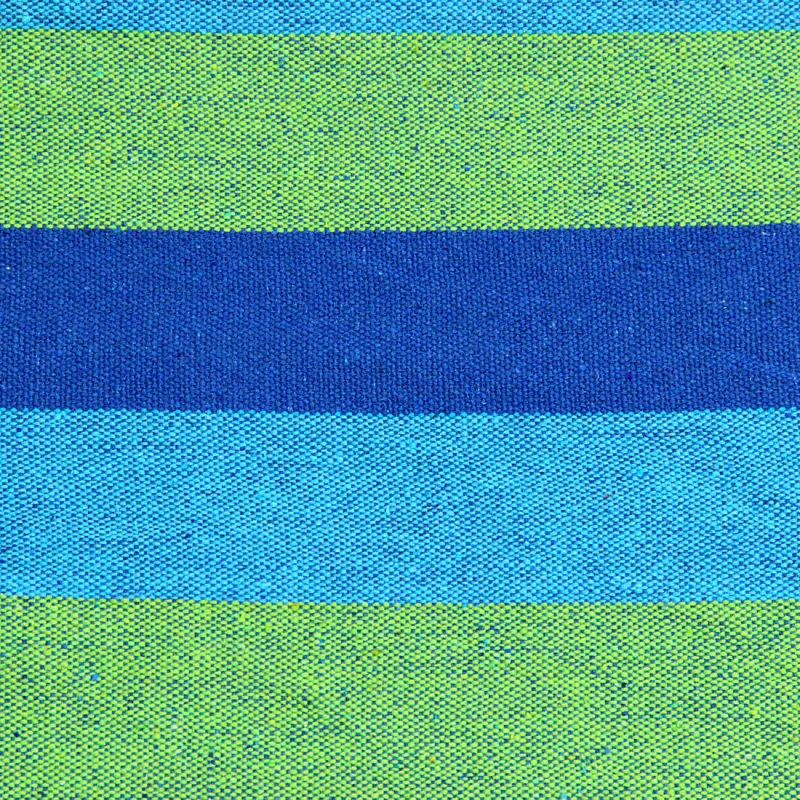 Dettaglio del tessuto della 10T AzurinXL Hängematte, realizzata in 100% cotone, con motivo a righe orizzontali blu, verde e turchese. Tessitura resistente, ideale per relax in giardino o campeggio.