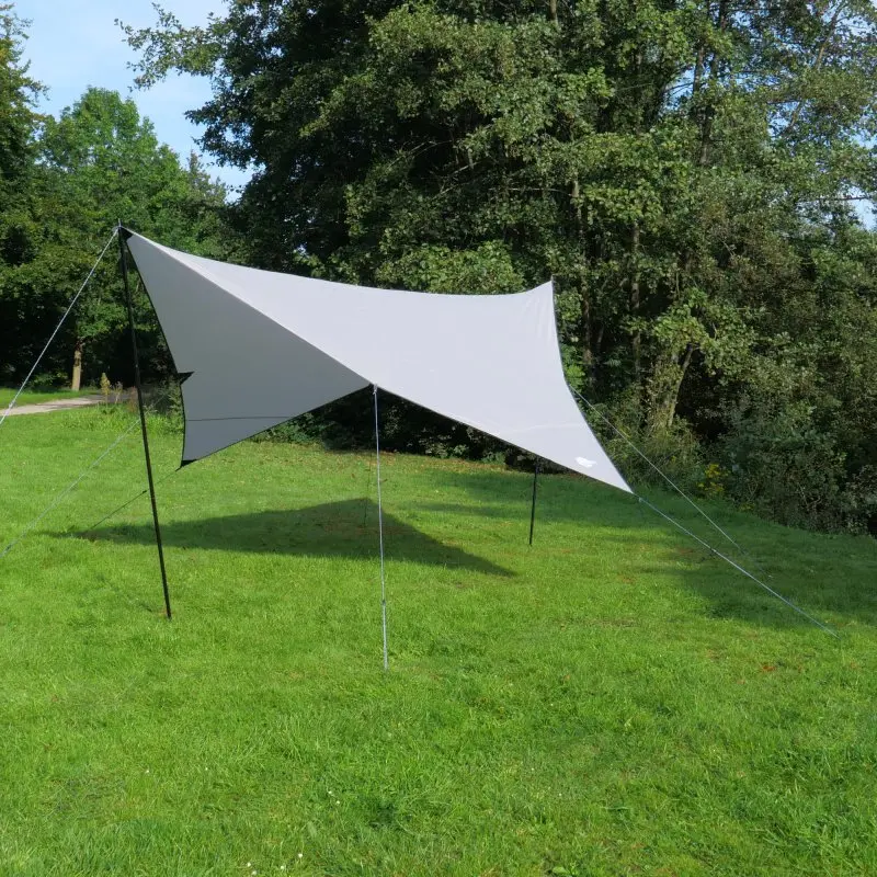 Sonnensegel yourGEAR Atrani 3x3 m in Beige-Grau, rechteckig, mit zwei schwarzen Aufstellstangen und Abspannseilen auf grüner Wiese, idealer Sonnenschutz für Garten, Camping oder Festival.