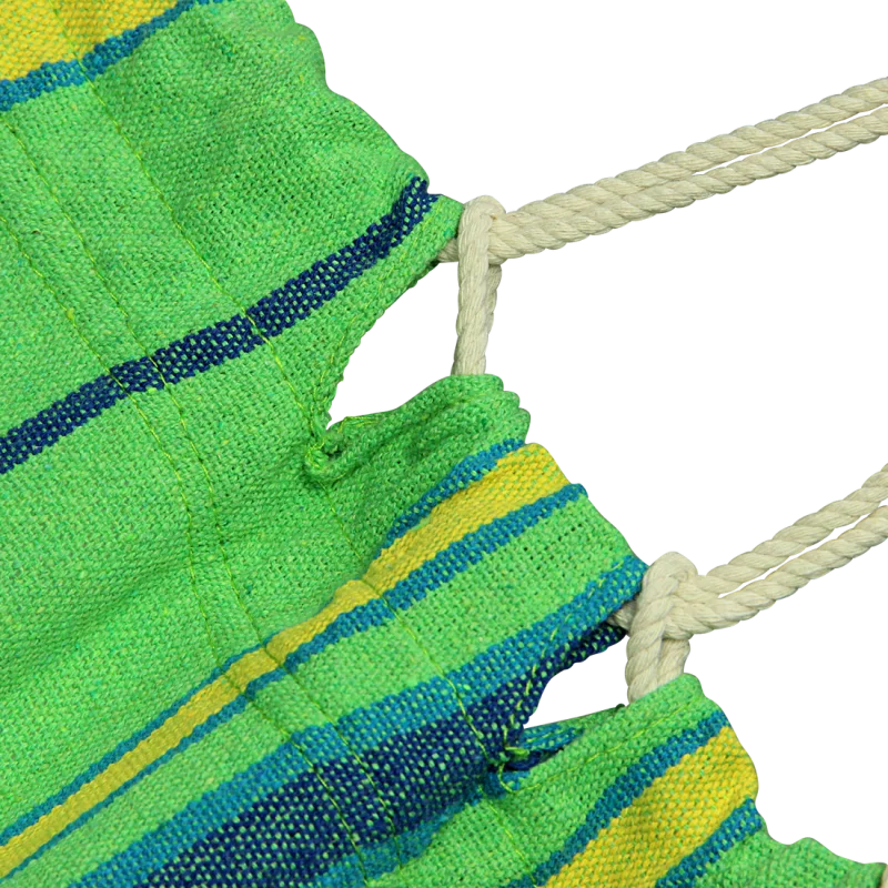 Detalle de la hamaca 10T Devellin XL para una persona, tela de algodón con rayas verdes, azules y amarillas, incluye cuerda de sujeción resistente. Ideal para jardín, camping o terraza.