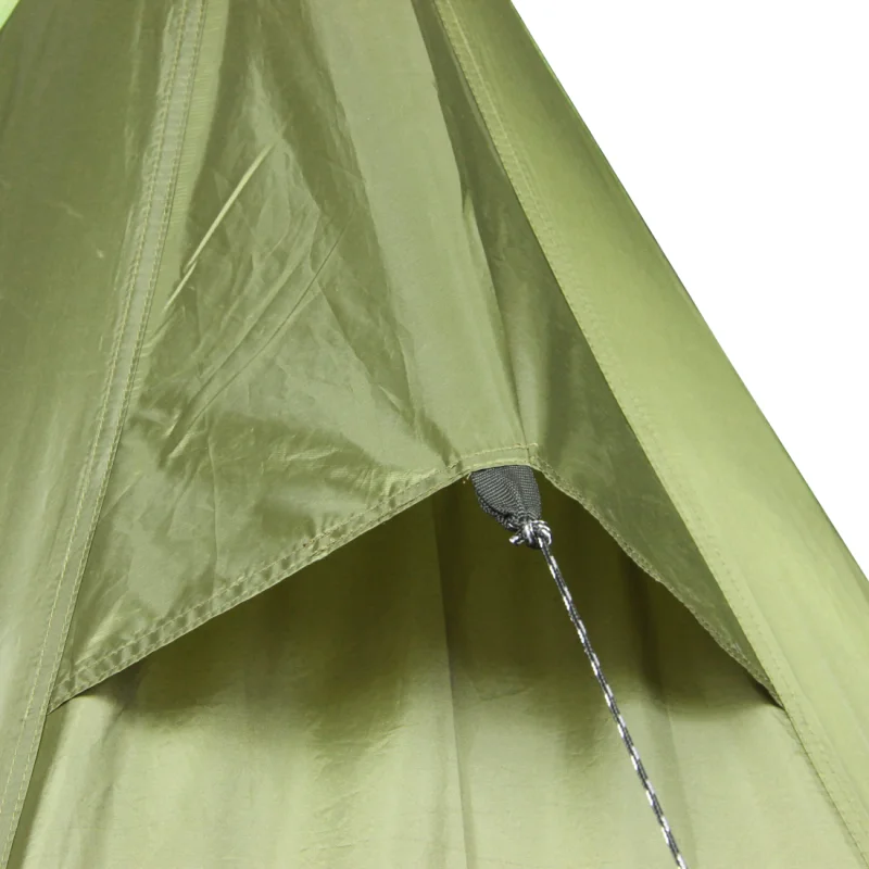 Détail du tissu imperméable vert du 10T Mungaroo 3, tente de camping pour 3 personnes, avec couture renforcée et corde de fixation, idéale pour l’extérieur et les activités familiales.