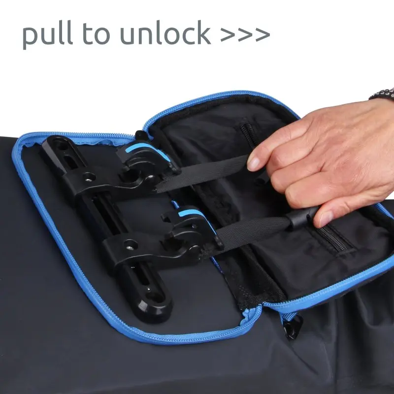 Système de fixation de la sacoche vélo yourGEAR Arco 19 L, ouverture zippée bleue, main tirant sur la sangle pour déverrouiller, adapté porte-bagages, sac étanche multifonction 3-en-1.
